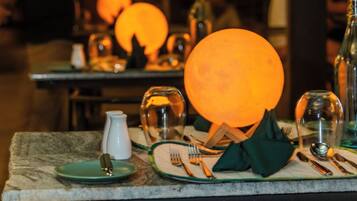 Una mesa dispuesta con platos, cubiertos y una servilleta verde.