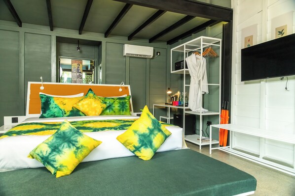 A modern bedroom with a bed, pillows, a wardrobe, and a television. - Waraka - Udawalawe (Udawalawa)