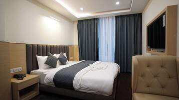 Escritorio, espacio para trabajar con laptop y cortinas blackout