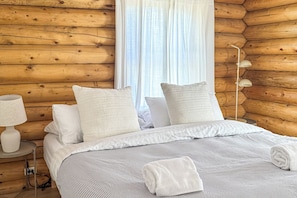 3 bedrooms, desk, iron/ironing board, internet