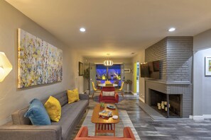 Een televisie, een open haard en boeken