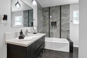 Douche, sèche-cheveux, serviettes fournies, shampoing