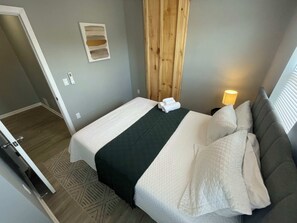 2 室のベッドルーム、アイロン / アイロン台、WiFi、ベッドシーツ