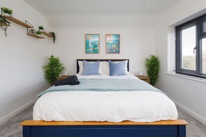 3 bedrooms, desk, iron/ironing board, travel cot - Renovated Home for 7, Canal Walk to Chichester (Hunston)