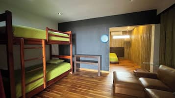 1 habitación, escritorio, wifi gratis y ropa de cama