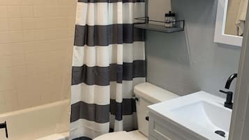 Ducha, secador de pelo y toallas