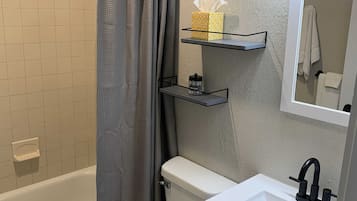 Ducha, secador de pelo y toallas