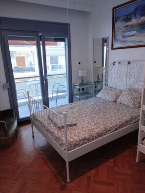 3 bedrooms, iron/ironing board, internet, bed sheets