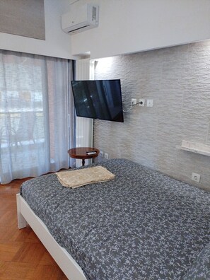 3 bedrooms, iron/ironing board, internet, bed sheets