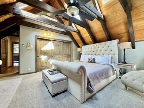 4 bedrooms, desk, iron/ironing board, WiFi - Cozy Tahoe Retreat Huge Yard (South Lake Tahoe)