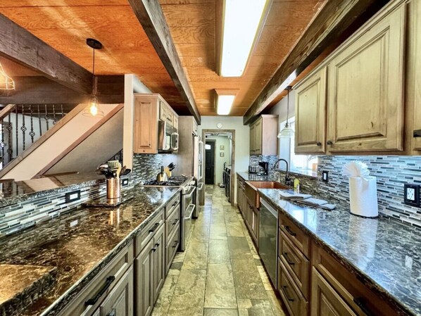 Køleskab, mikrobølgeovn, ovn, kogeplade