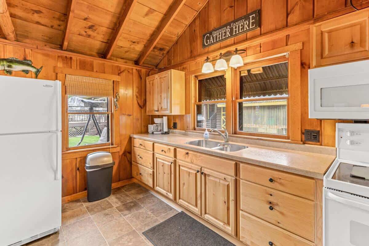 Kühlschrank, Ofen, Herdplatte, Wasserkocher mit Kaffee-/Teezubehör