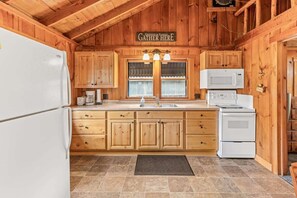 Réfrigérateur, four, plaque de cuisson, cafetière/bouilloire