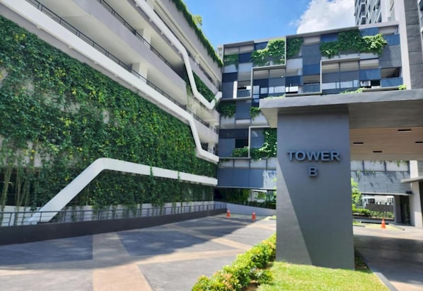 Un edificio moderno con un letrero que dice "TOWER B".