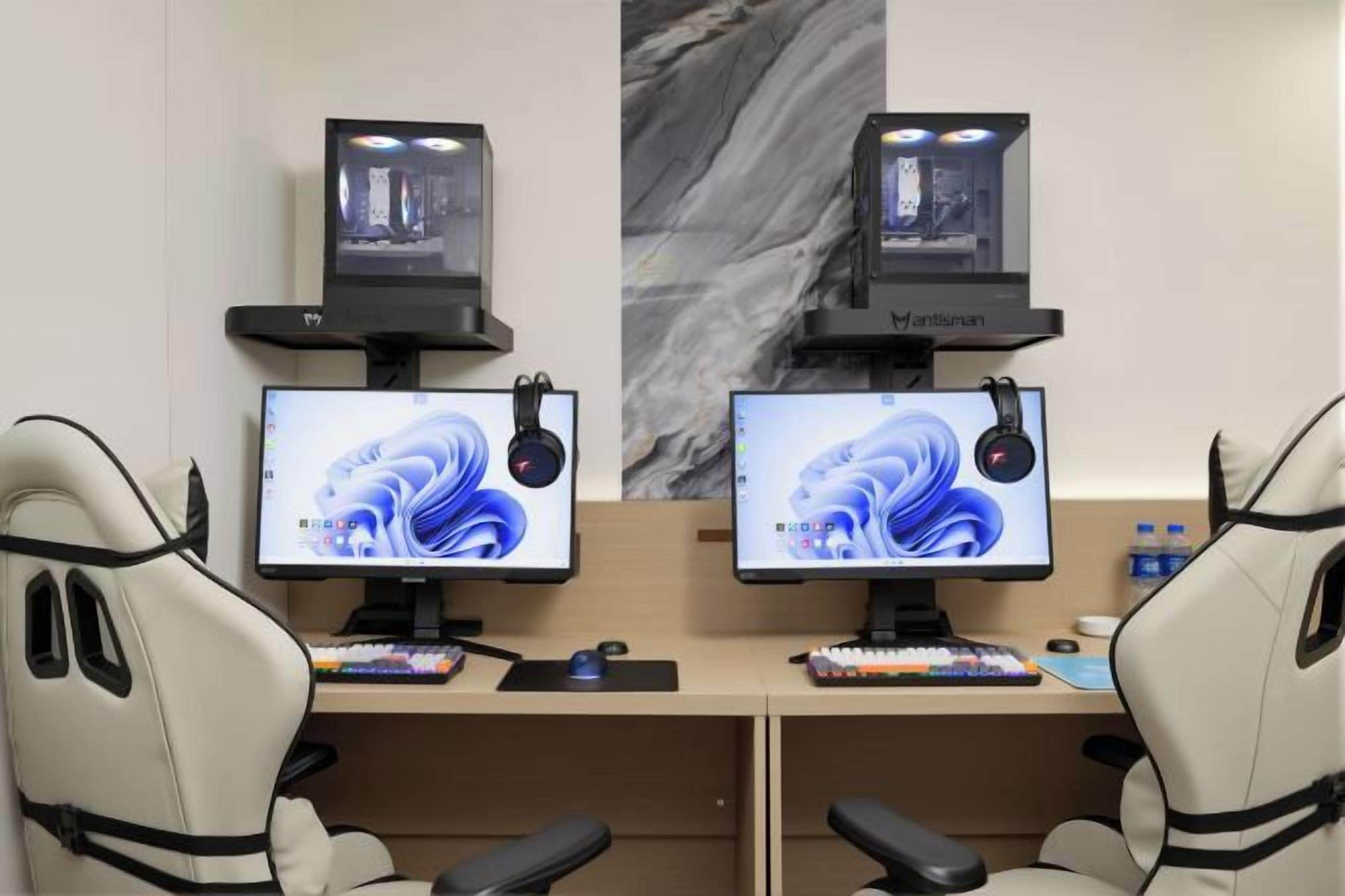 Un'area di lavoro con due monitor, una tastiera e un mouse su una scrivania.