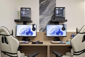A workspace with two monitors, a keyboard, and a mouse on a desk. - Meiyue Hotel (Shenzhen International Convention and Exhibition Center Shangnan Branch) (Shenzhen)