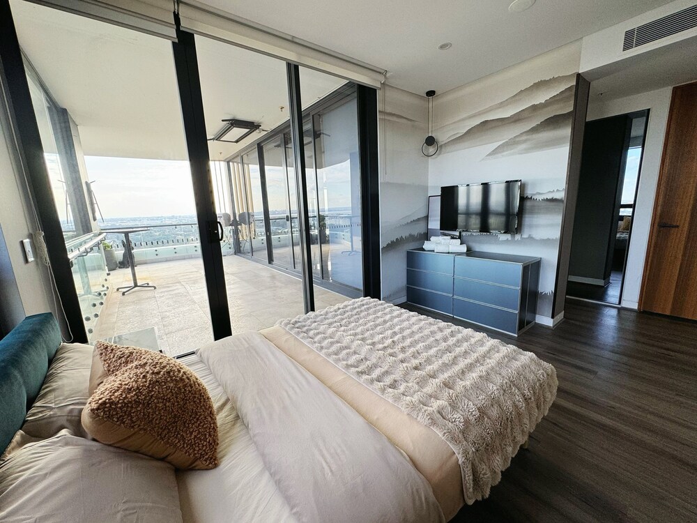Rooftop Penthouse - panoramic views of a golf course, city skyline ...