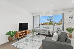Smart TV - Gladesville- GLAD3- Monash Road - Modern 2BR with Sunny Terrace Parking in Monash Hill (Gladesville)