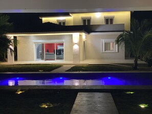 Exterior - Villa Moderne de 2000m2 Avec Grande Piscine Chauffée Sécurisée Pour les Enfants (Saly)