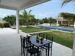 Outdoor dining - Villa Moderne de 2000m2 Avec Grande Piscine Chauffée Sécurisée Pour les Enfants (Saly)