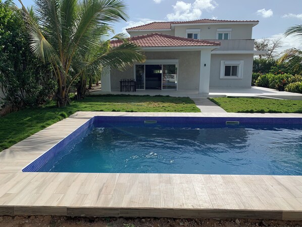 A heated pool - Villa Moderne de 2000m2 Avec Grande Piscine Chauffée Sécurisée Pour les Enfants (Saly)