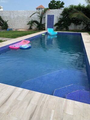 A heated pool - Villa Moderne de 2000m2 Avec Grande Piscine Chauffée Sécurisée Pour les Enfants (Saly)