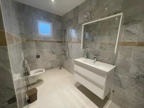 Ducha, bañera de hidromasaje, secador de pelo, toallas