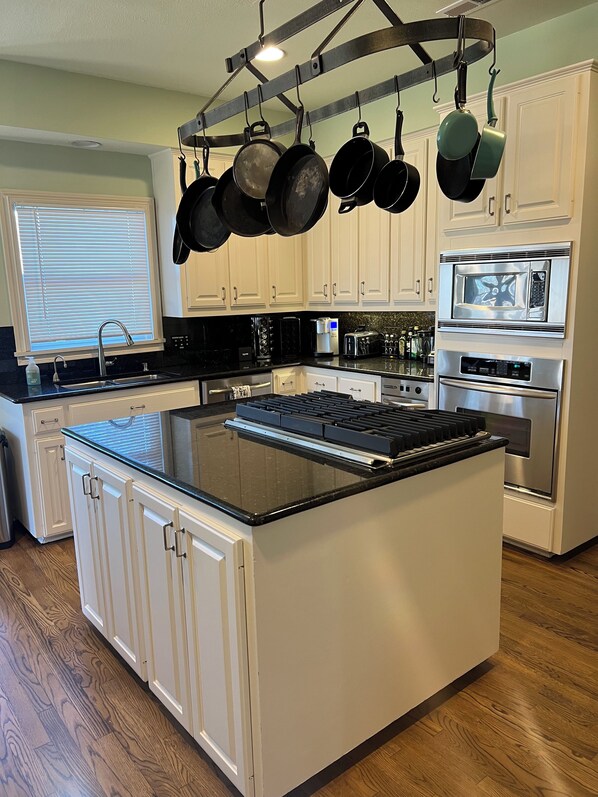 Fridge, microwave, oven, stovetop - Beautiful 4 bedroom 3.5 bath Home 5 minutes from Down Town Austin. (Austin)