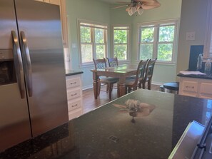 Fridge, microwave, oven, stovetop - Beautiful 4 bedroom 3.5 bath Home 5 minutes from Down Town Austin. (Austin)