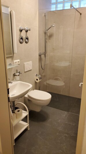 Shower, hair dryer, towels - Apartment 304, apartment, 38 sqm, 1-2 persons, balcony (Bad Reichenhall)
