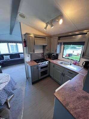 Private kitchen - Peaceful 3-bedroom caravan with WiFi in charming Warden (Warden)
