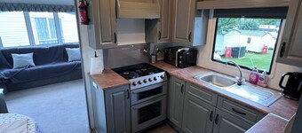 Peaceful 3-bedroom caravan with WiFi in charming Warden