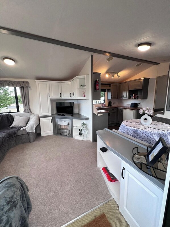 Living area - Peaceful 3-bedroom caravan with WiFi in charming Warden (Warden)