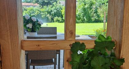 Ferienwohnung Dandlberg" mit Bergblick, privater Terrasse und Wi-Fi
