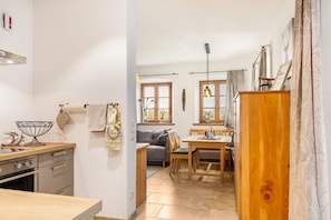 Une cuisine moderne avec un coin repas, des meubles en bois et une vue par la fenêtre.