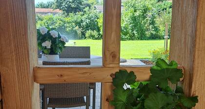 Ferienwohnung Dandlberg" mit Bergblick, privater Terrasse und Wi-Fi