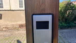 A wooden post with a security keypad. - Holiday Apartment 'Terrassenwohnung' with Private Terrace and Wi-Fi (Rötha)