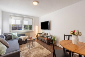 TV - Holiday Apartment 'Terrassenwohnung' with Private Terrace and Wi-Fi (Rötha)