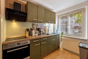 Een koelkast, een oven, een kookplaat, een vaatwasser