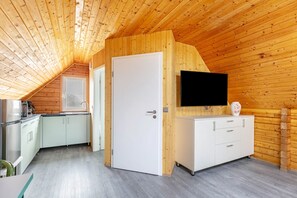 Kjøleskap, mikrobølgeovn, kokeplater og kaffetrakter/tekoker