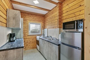 Kühlschrank, Mikrowelle, Herdplatte, Wasserkocher mit Kaffee-/Teezubehör