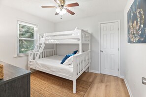 3 habitaciones, escritorio y tabla de planchar con plancha 