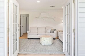 TV, offices - Mins to Casino & Beach~Waterfront~FirePit~GolfCart (Bay St. Louis)