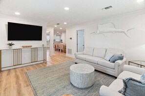 TV, offices - Mins to Casino & Beach~Waterfront~FirePit~GolfCart (Bay St. Louis)