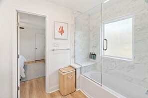 Dusche, Haartrockner, Handtücher, Shampoo