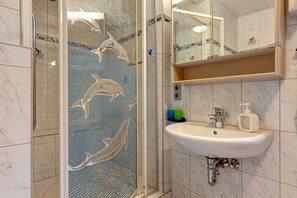 Dusche, Haartrockner, Handtücher