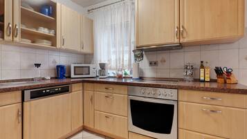 Køleskab, mikrobølgeovn, ovn, kogeplade