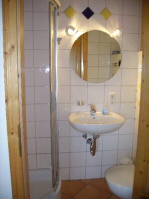 Dusch, hårtork och handdukar