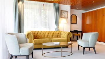 TV, DVD player, ping pong, stereo