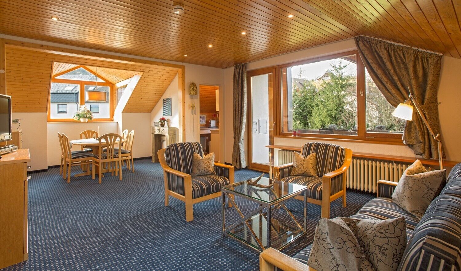 Fernseher, DVD-Player, Tischtennisplatte, Stereoanlage